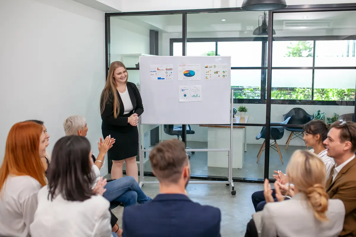 People management - lektorka prezentuje účastníkom rozvojového programu v kancelárii.